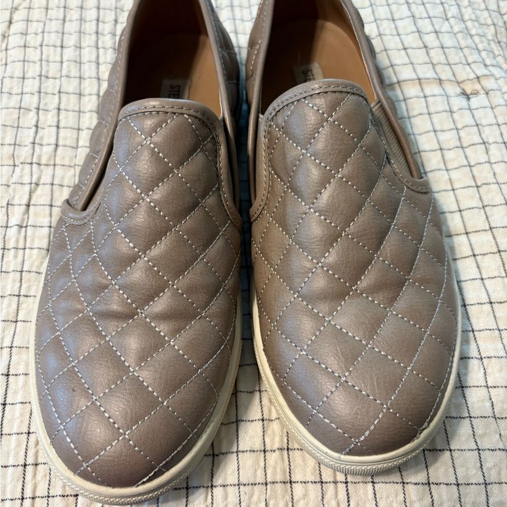 ❤️ Steve Madden slip on Ecentrcq 8.5M leather flocked outsole taupe